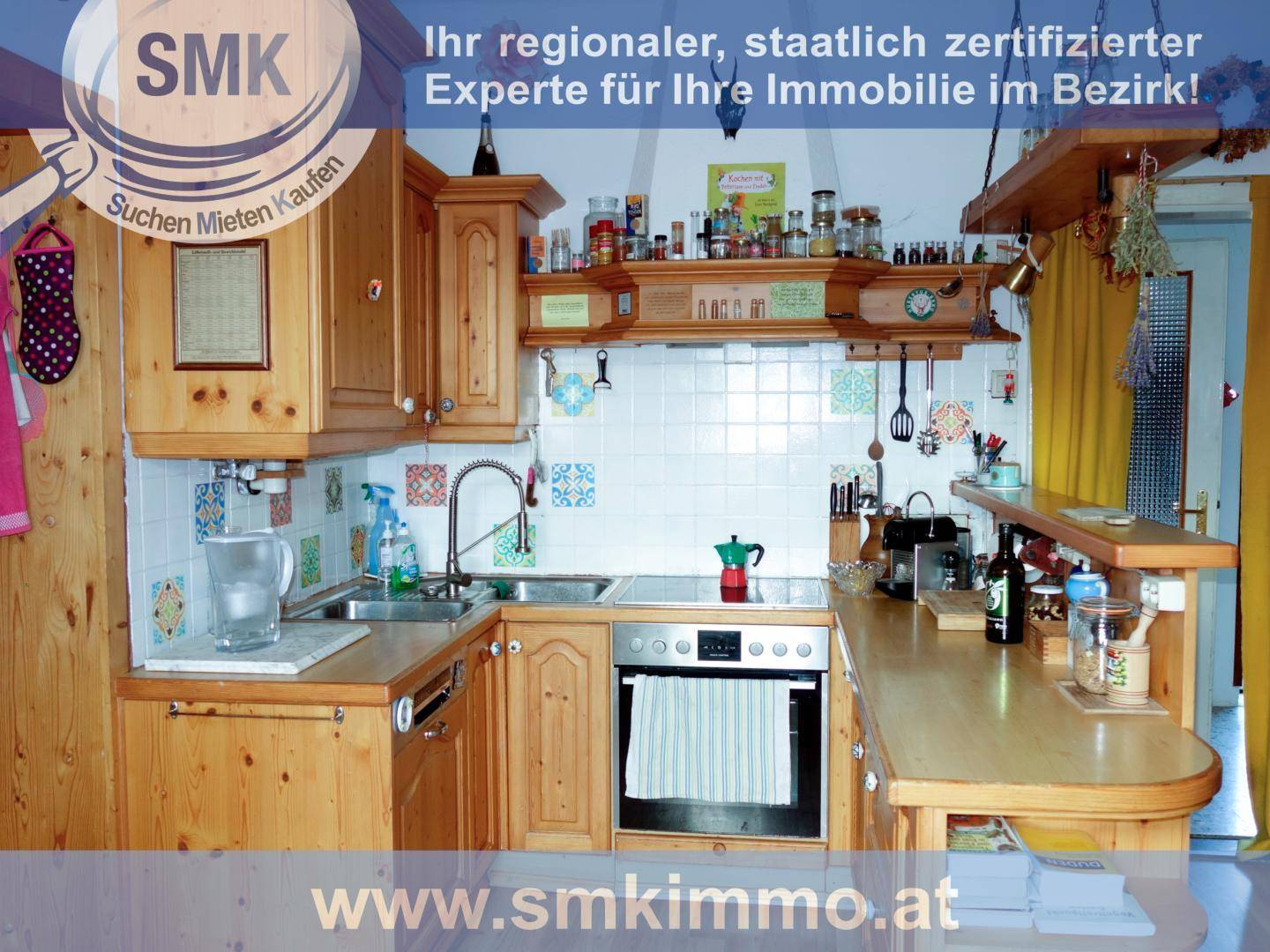 Funktionale Küche im Landhausstil mit Holzfronten, Spüle und integriertem Elektroherd.
