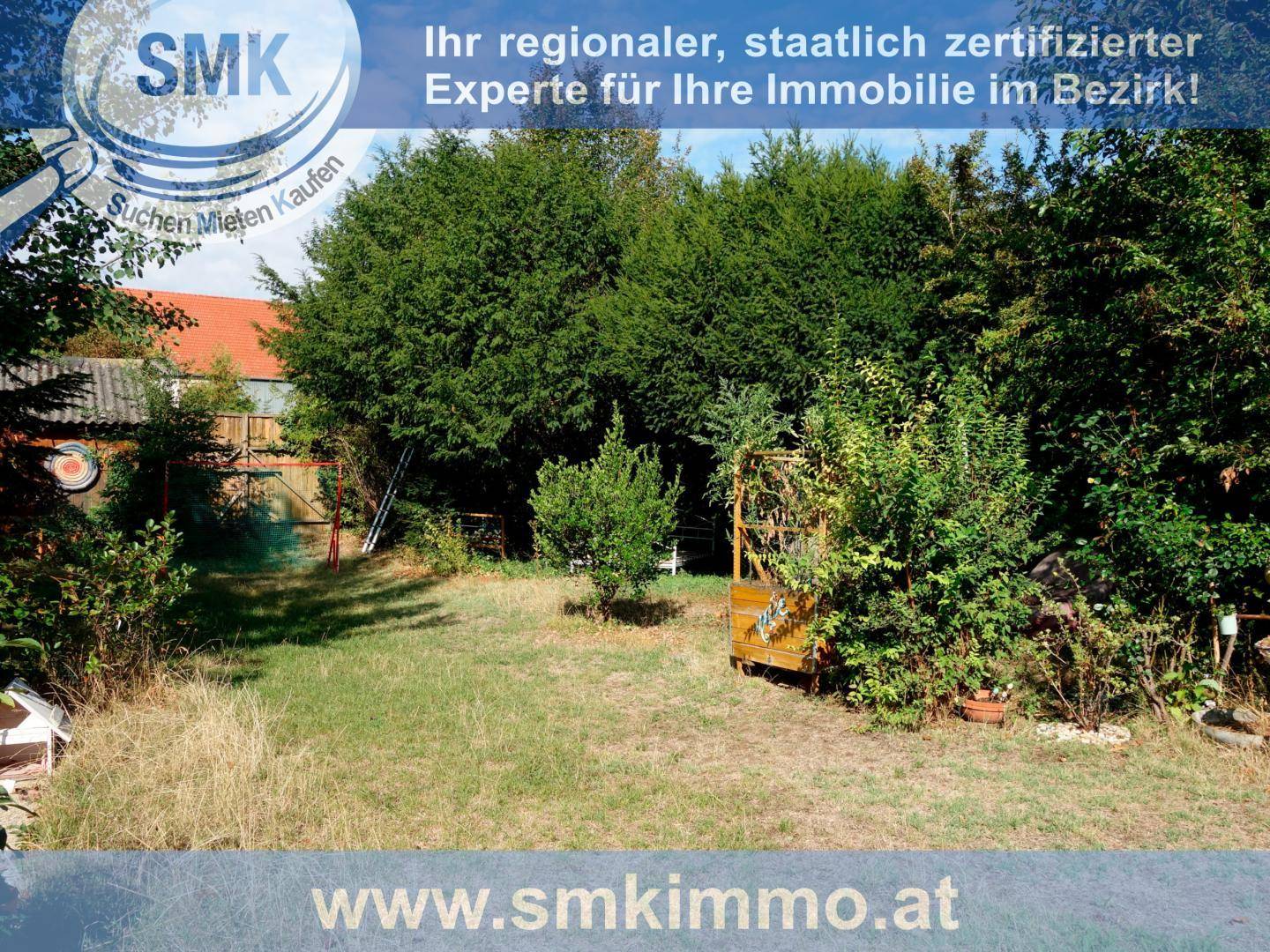 Großer, naturbelassener Garten mit altem Baumbestand und viel Grünfläche zum Entspannen.