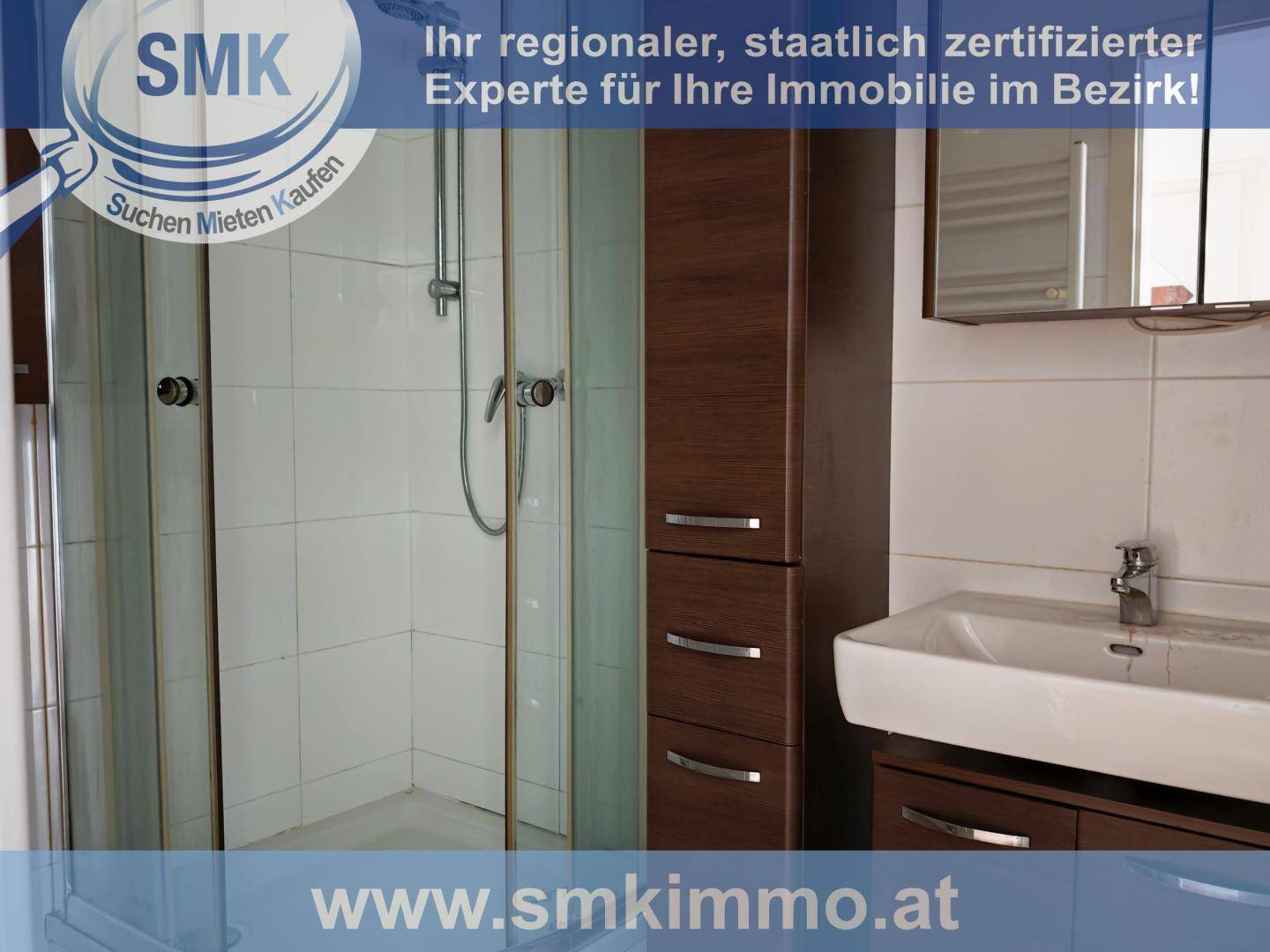 Badezimmer mit Duschkabine, modernem Waschbecken und Spiegelschrank, in hellen Fliesen gehalten.