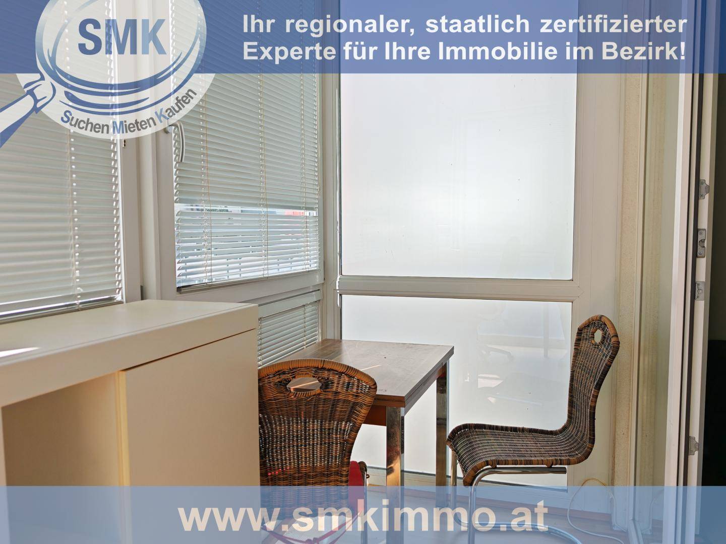 Gemütlicher Balkon mit kleinem Tisch und Stühlen, ideal für entspannte Stunden im Freien.