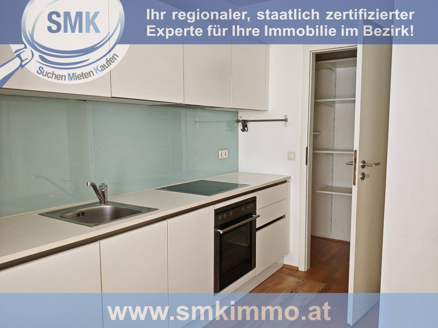 Moderne Küche mit weißen Schränken, integrierten Geräten und direktem Zugang zu einer praktischen Speisekammer.
