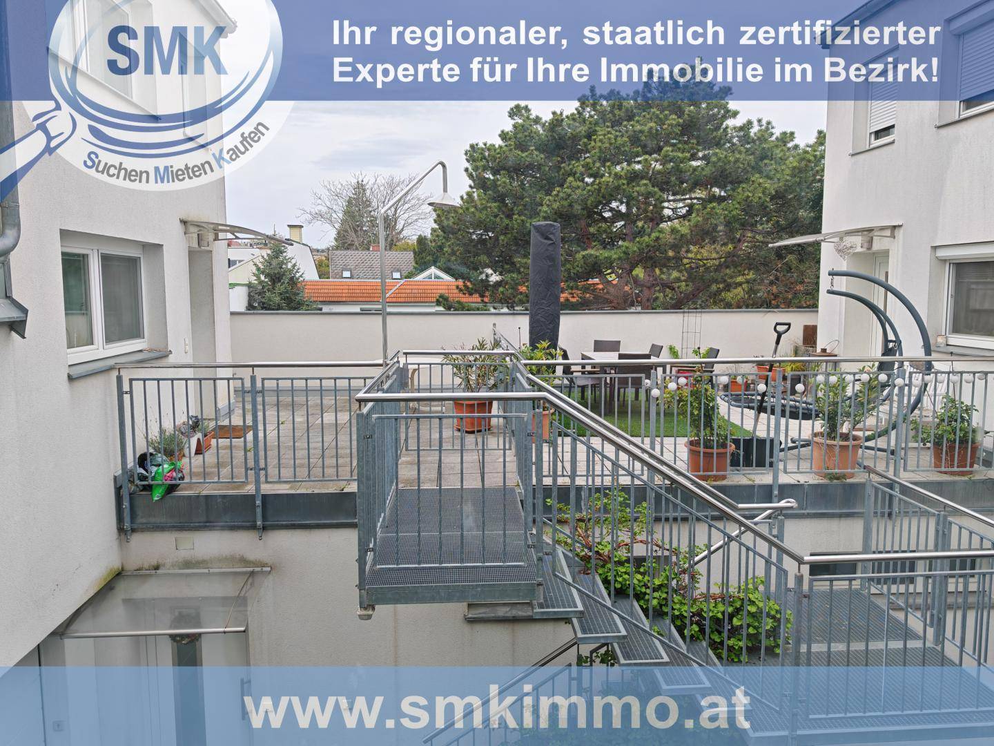 Großzügige Dachterrasse mit Metallgeländer, Topfpflanzen und Sitzgelegenheiten im Grünen.