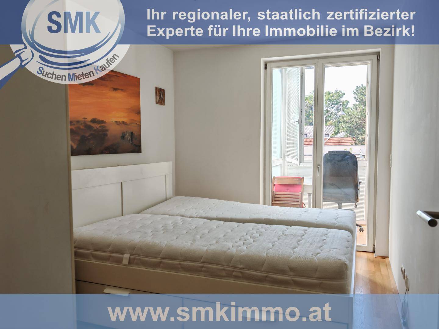 Schlafzimmer mit zwei Einzelbetten und direktem Zugang zu einem hellen Balkon oder einer Loggia.