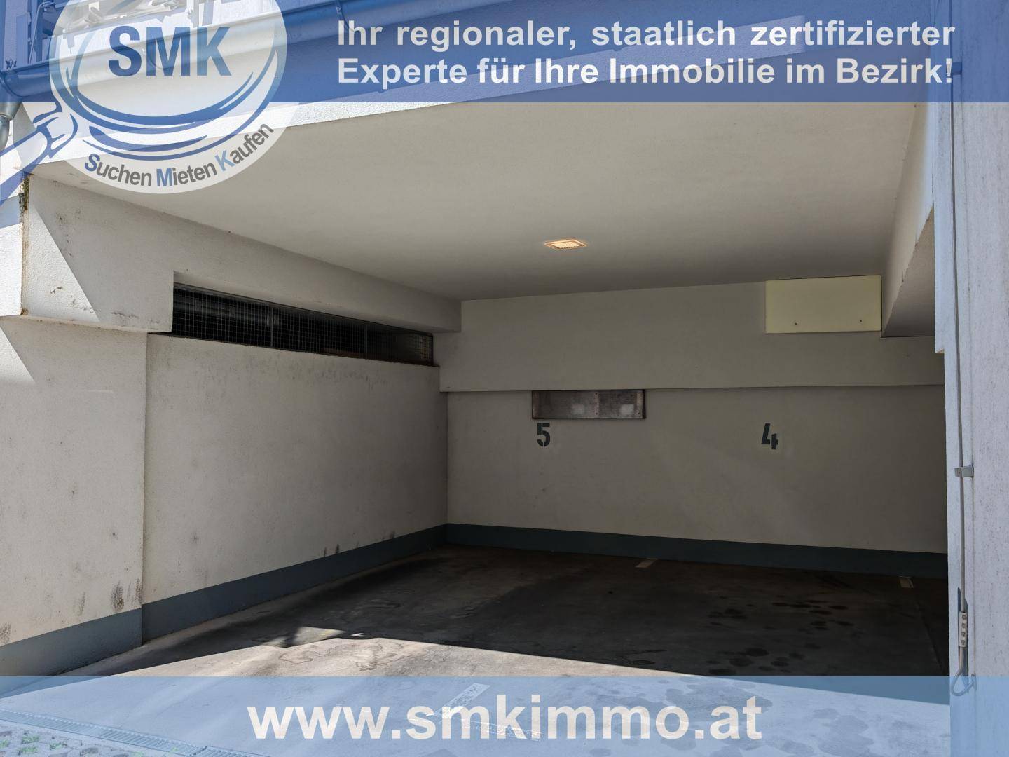 Tiefgaragenstellplatz mit Betonwänden und -boden, nummeriert für private Nutzung.