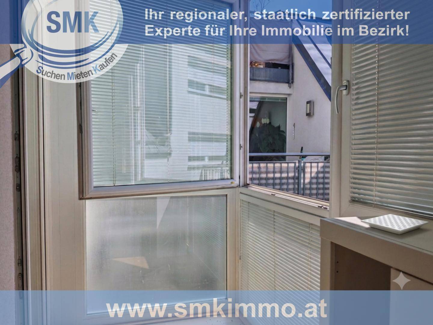 Blick vom Balkon auf die umliegenden Gebäude und die Nachbarschaft, mit Jalousien für Privatsphäre.