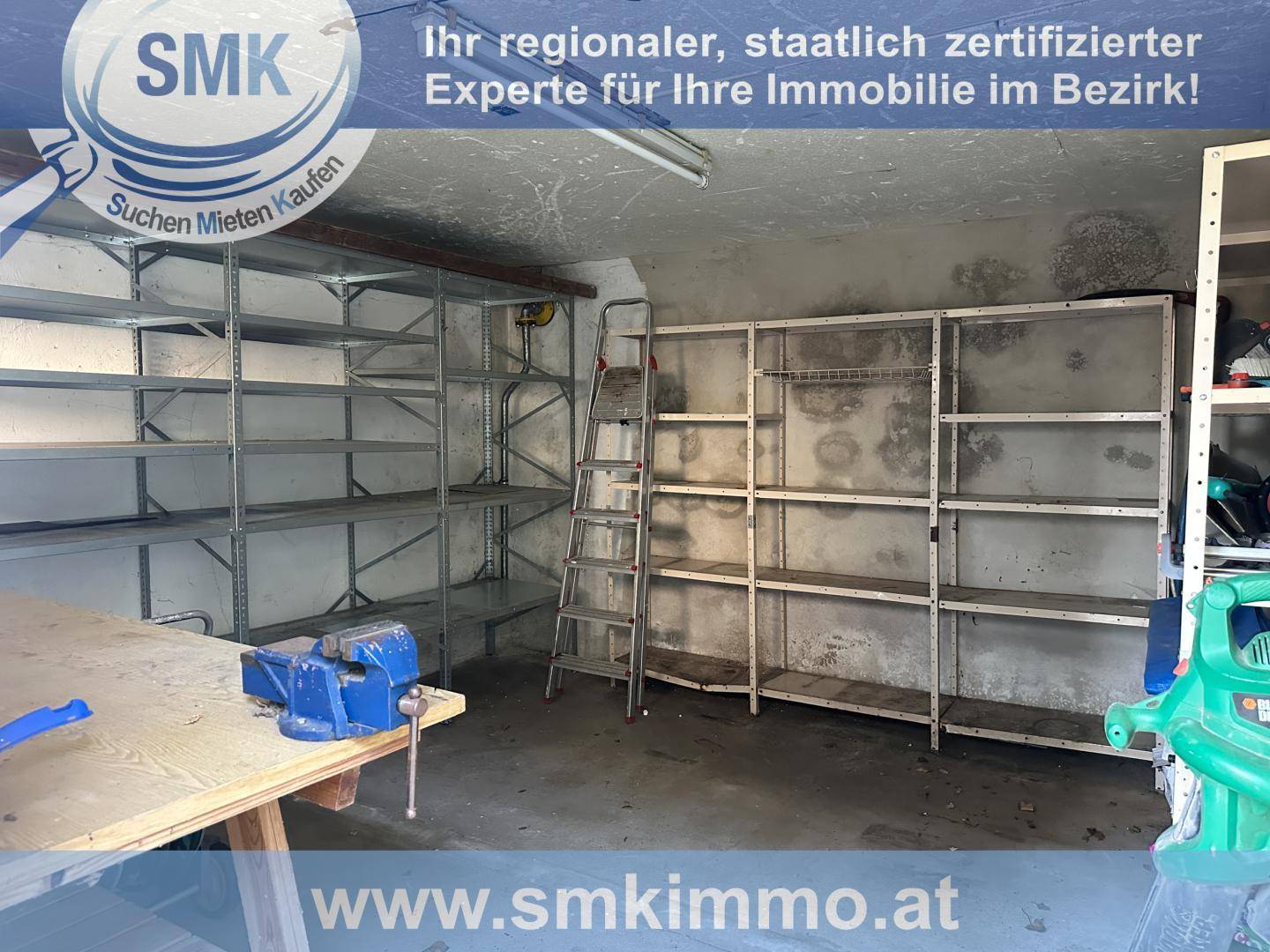 Werkstatt oder Abstellraum mit stabilen Metallregalen und einer Werkbank mit Schraubstock.