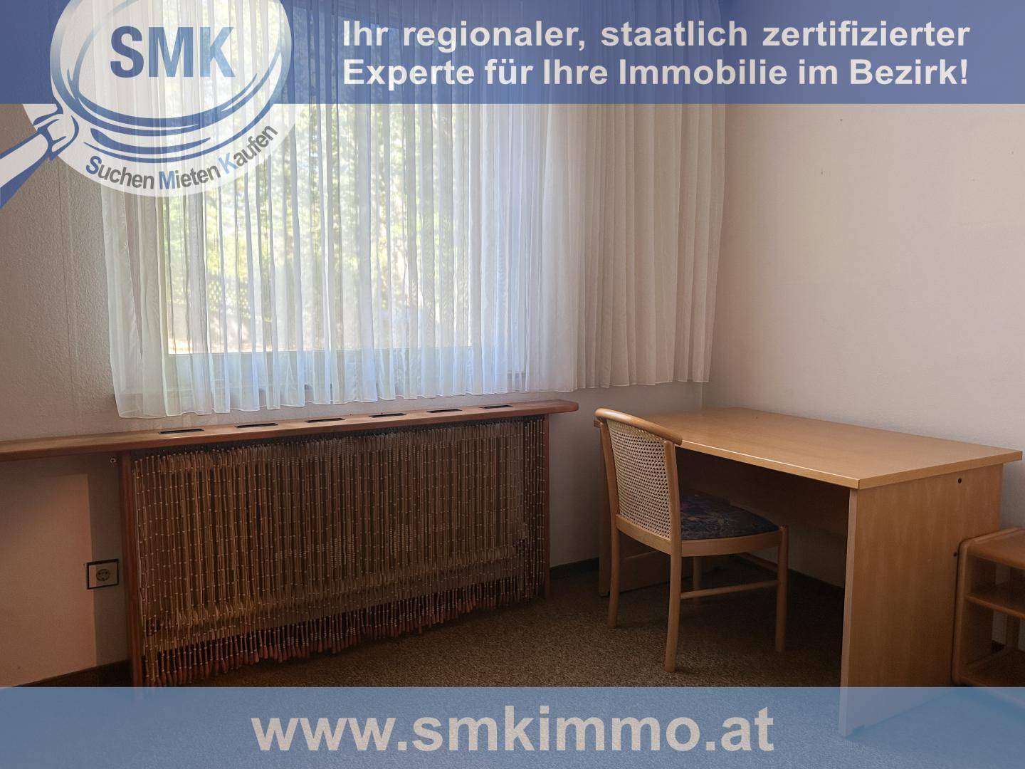 Arbeitszimmer mit Schreibtisch, Stuhl und einem Fenster, das für gute Beleuchtung sorgt.