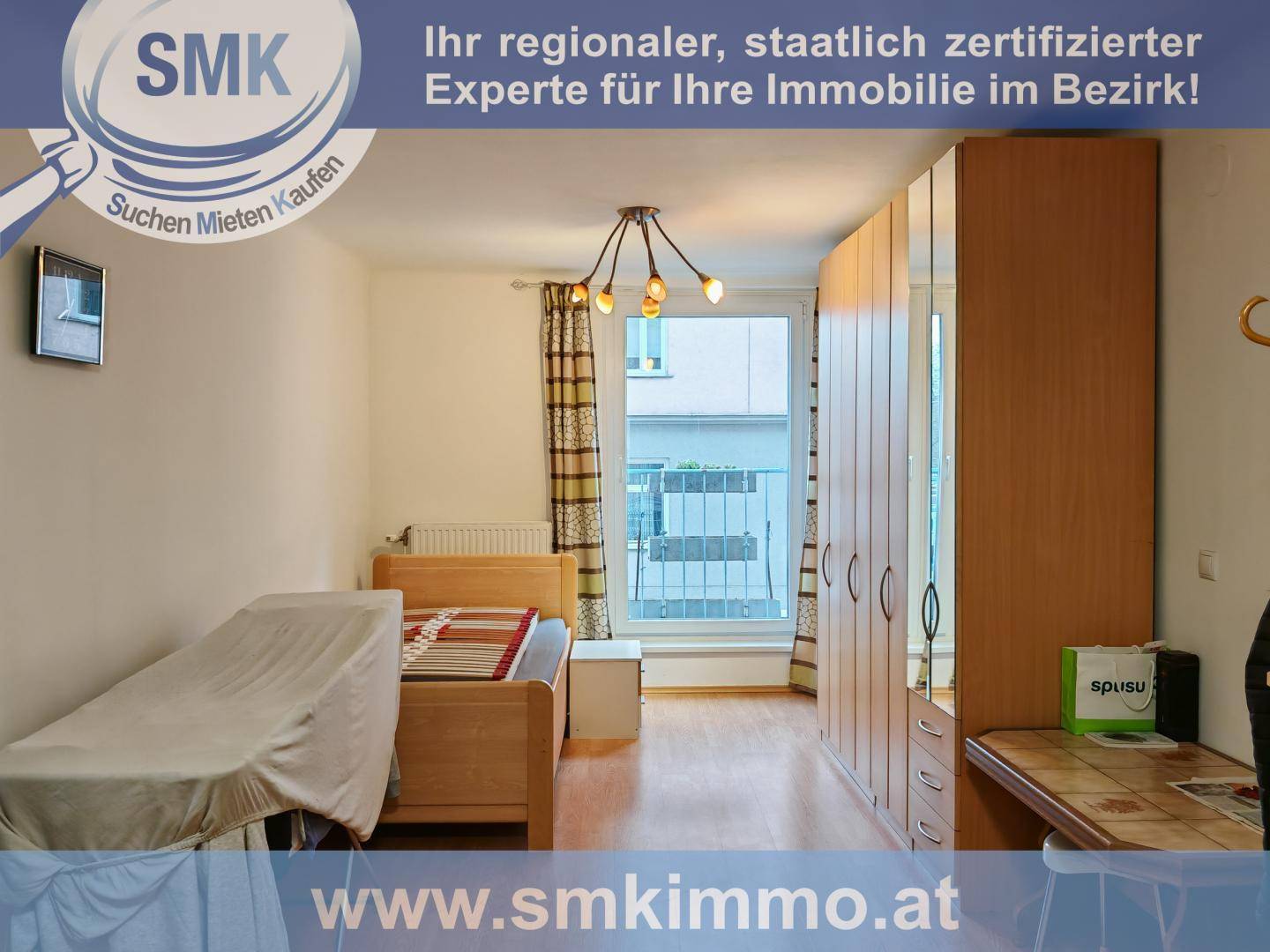 Helles Schlafzimmer mit Holzmöbeln, großem Fenster und Blick auf die Umgebung.