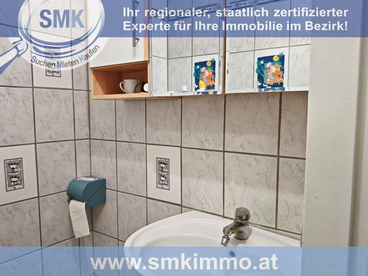 Kleines WC mit Waschbecken, Spiegelschrank und hell gefliesten Wänden.