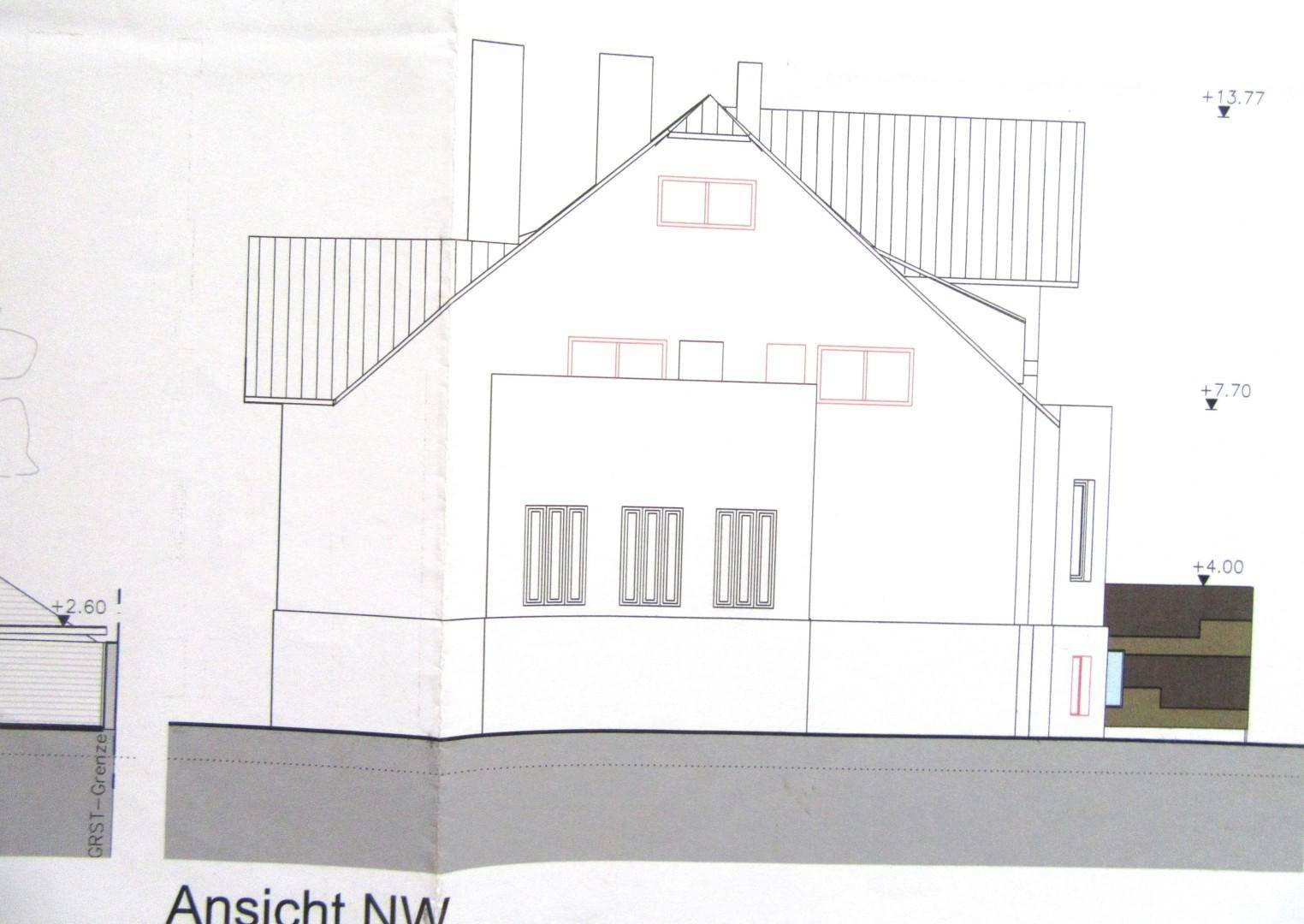 Architektonische Ansicht der Nordwestfassade des Gebäudes mit Satteldach und mehreren Fenstern.