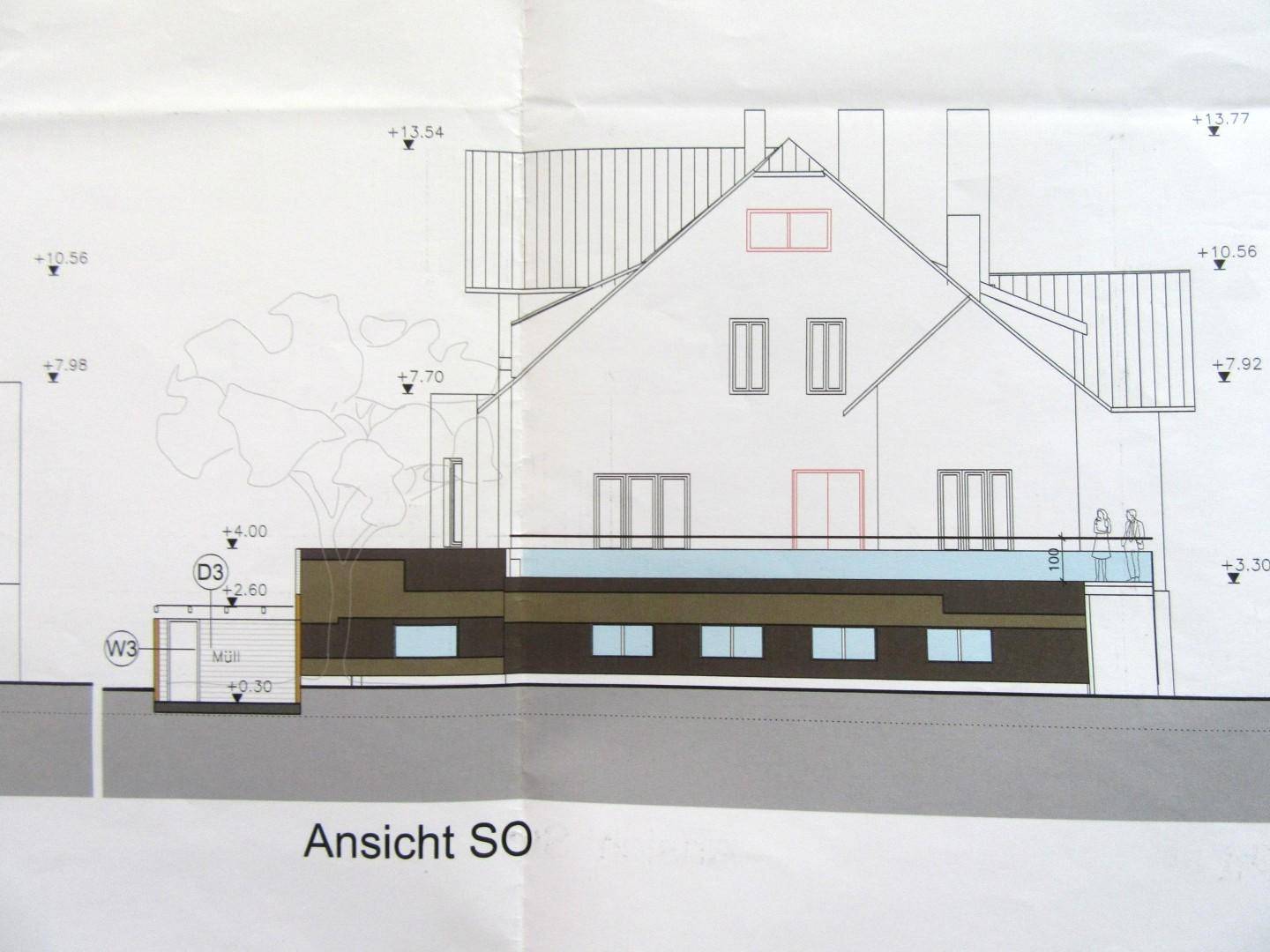 Architektonische Ansicht der Südostfassade mit Terrasse und Balkon im Obergeschoss.