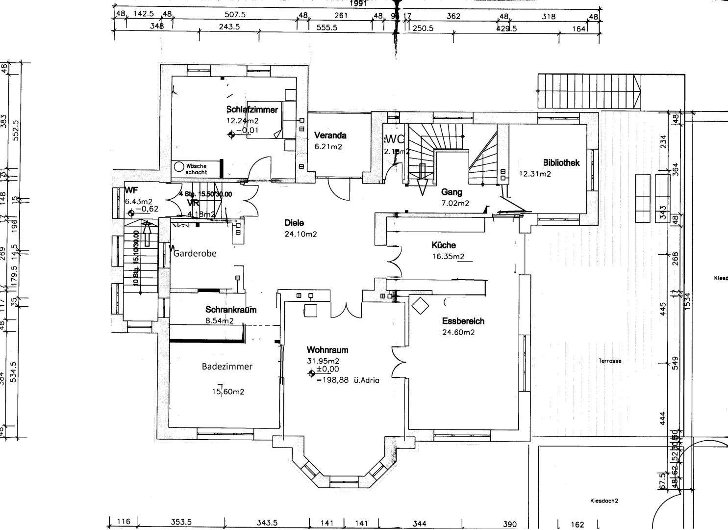 Grundriss des Erdgeschosses mit Wohnzimmer, Essbereich, Küche, Bad und Schlafzimmer.