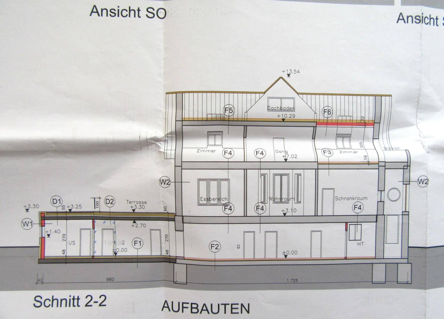 Gebäudeschnitt zeigt die interne Struktur über mehrere Etagen mit Dachboden und Keller.
