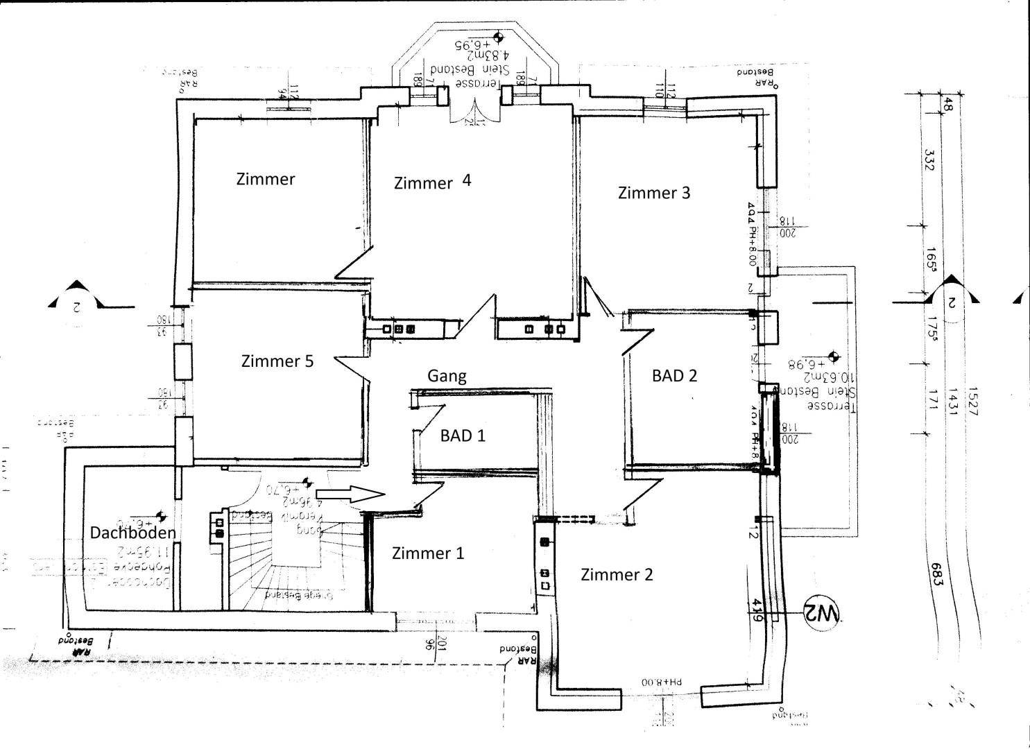 Grundriss des Obergeschosses mit mehreren Zimmern, zwei Bädern und Dachboden.