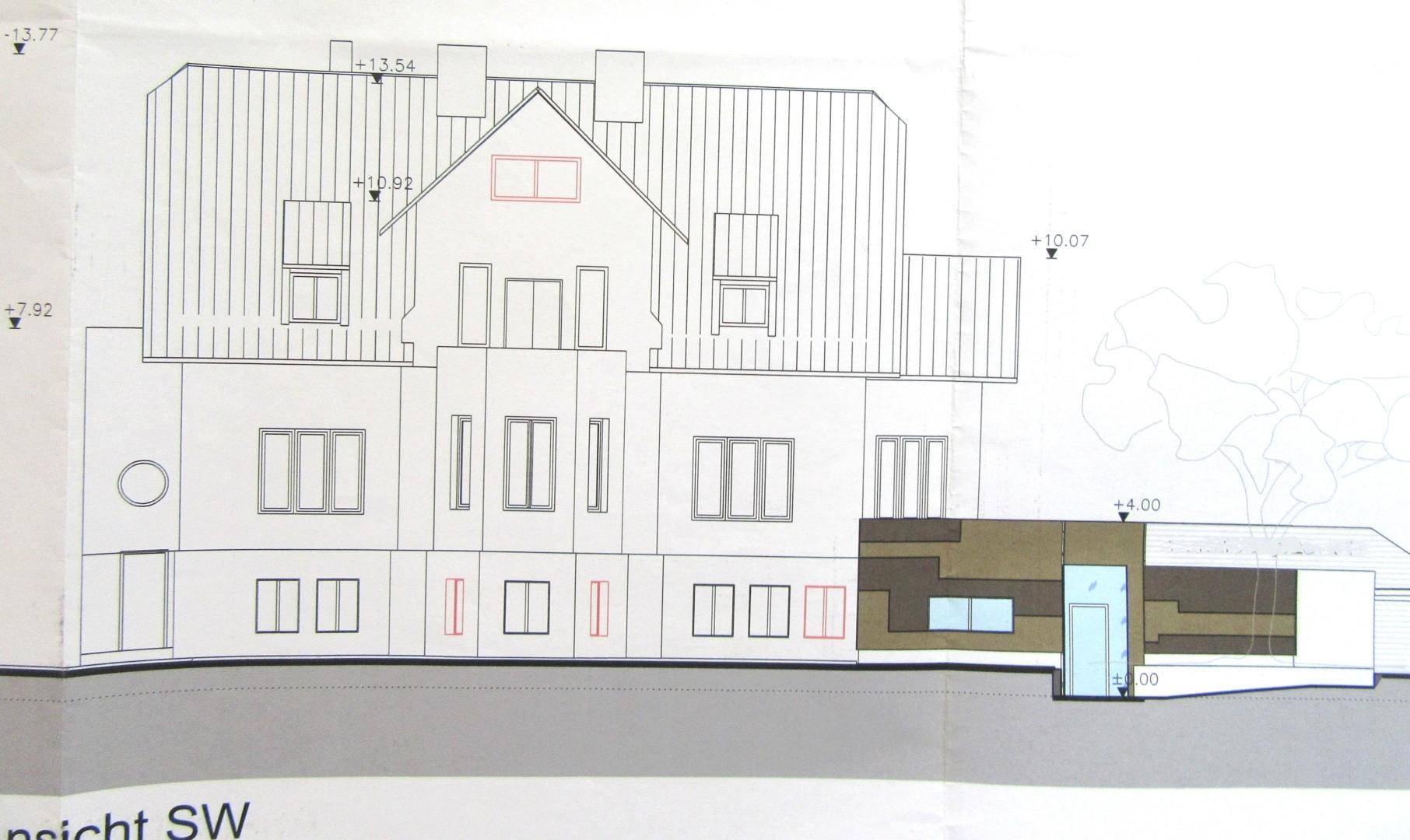 Architektonische Ansicht der Südwestfassade mit verschiedenen Fenstergrößen und einem Anbau.