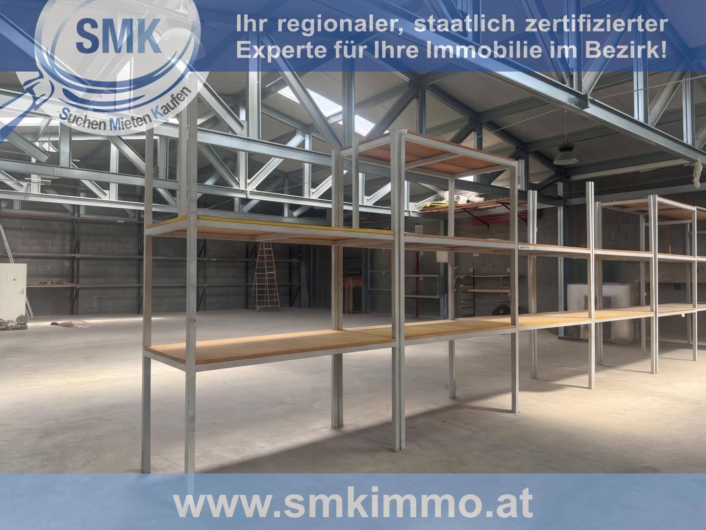 Detailansicht der stabilen Metallregale in einem modernen Lagerraum mit Betonboden.