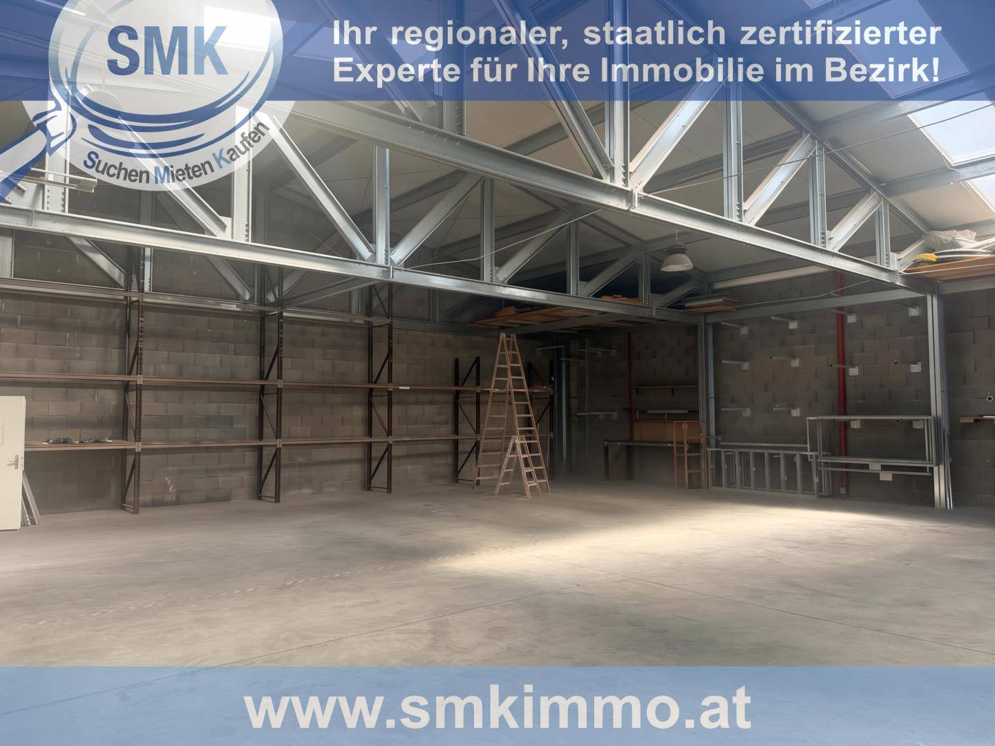 Großer Lagerraum mit hohen Decken, Regalen und einer Leiter, ideal für industrielle Nutzung.