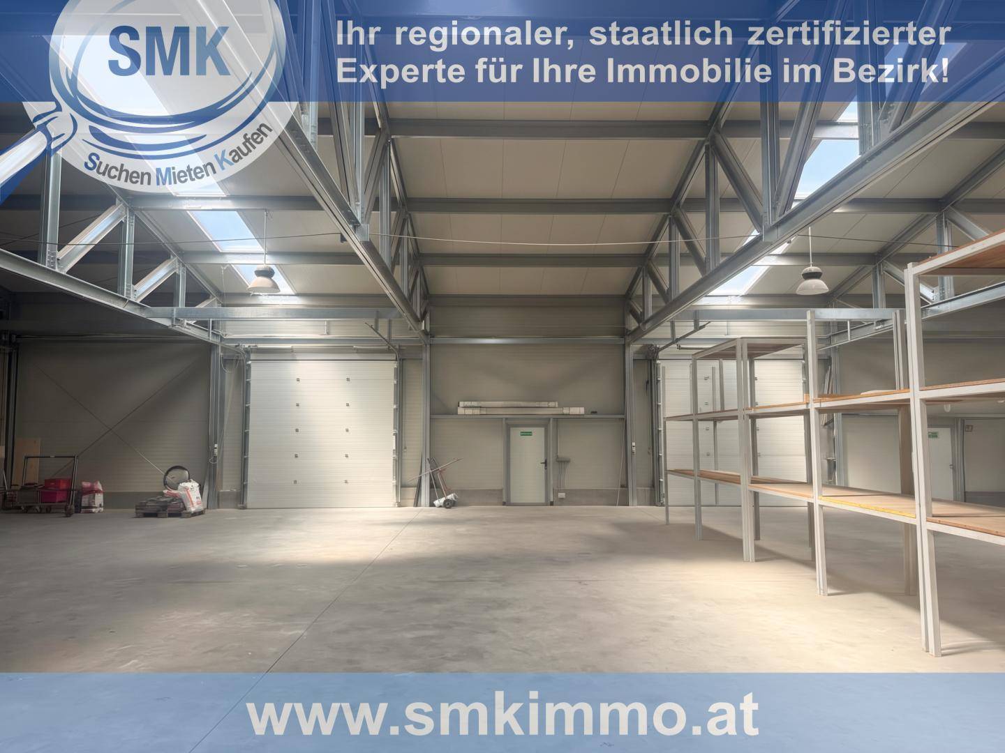 Geräumiger Lagerraum mit hohen Decken, Betonboden und Metallträgern, bereit zur Nutzung.