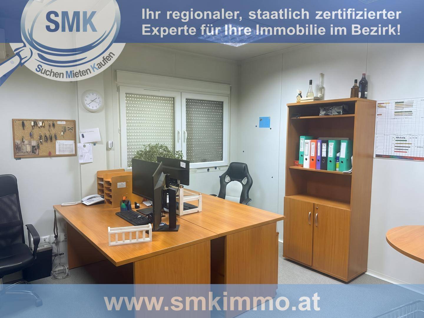 Helles Büro mit Holzschreibtisch, Computer und Regal, beleuchtet durch ein Fenster.