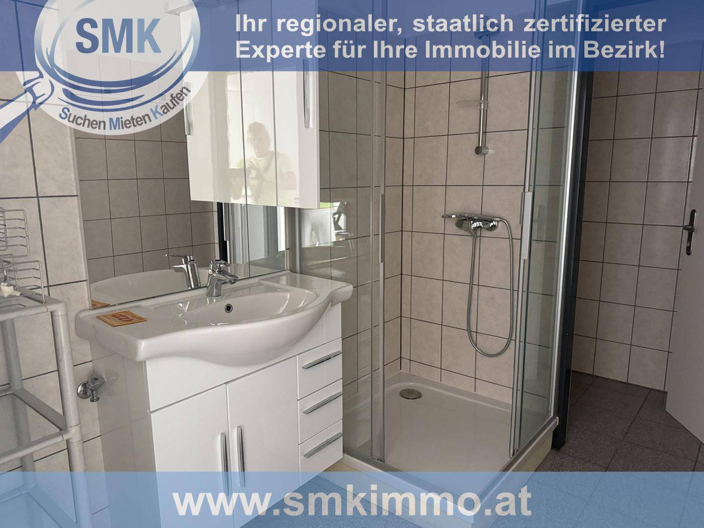 Modernes Badezimmer mit Duschkabine, Waschbecken und Spiegelschrank.