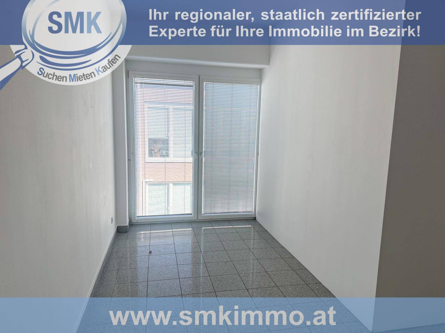 Leerer Raum mit Fenster und Fliesenboden, bietet viel natürliches Licht.