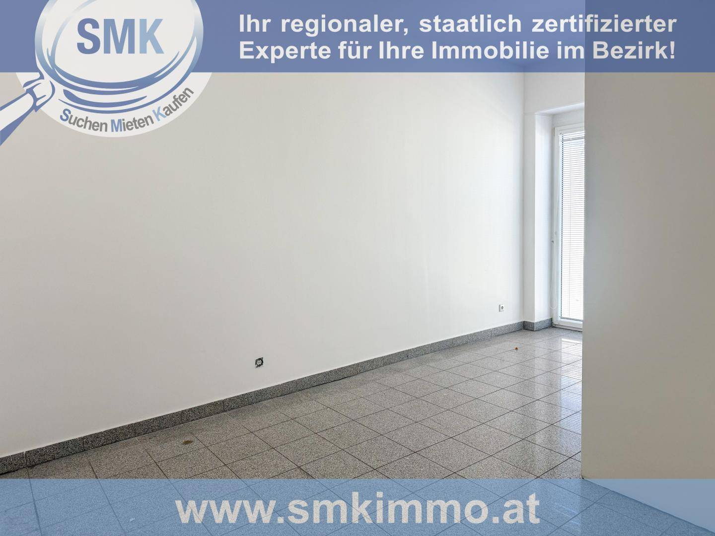 Geräumiger, leerer Raum mit hellen Wänden und Fliesenboden, bereit zur individuellen Gestaltung.
