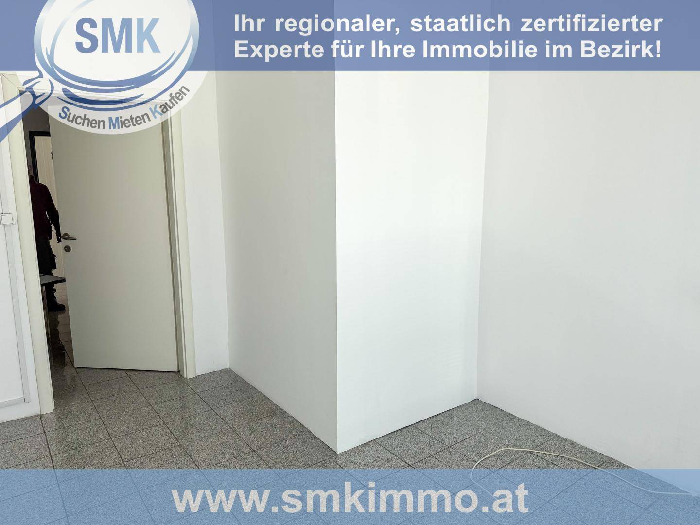 Heller Flur oder Raumecke mit weißer Tür und Fliesenboden.