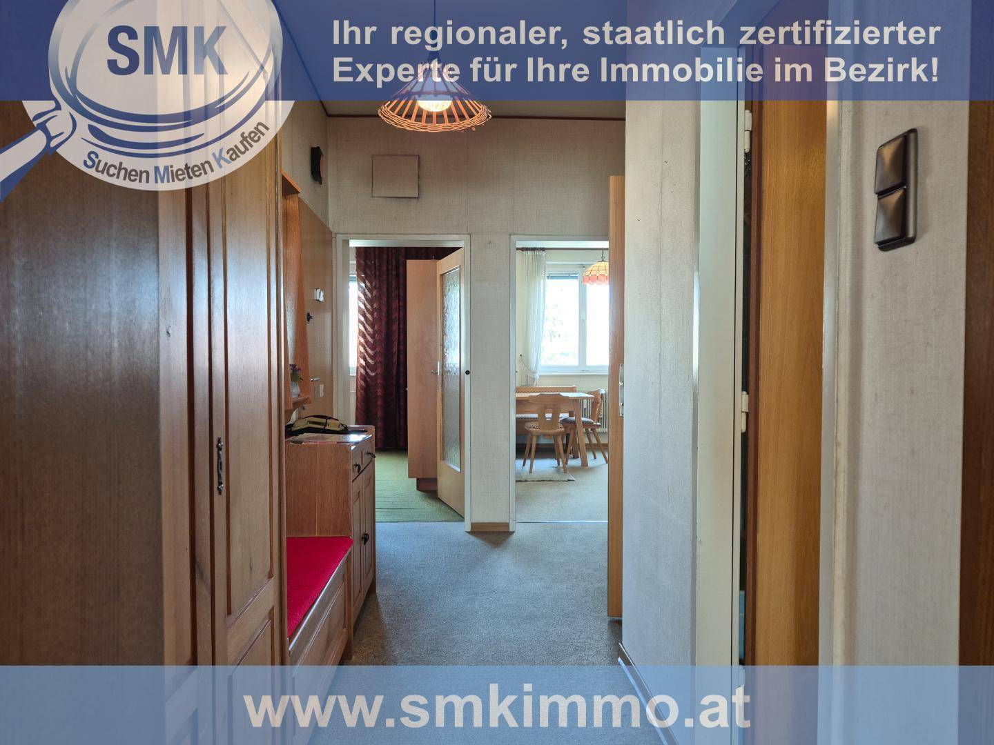 Langer Flur mit Einbauschränken aus Holz, der zu verschiedenen Zimmern der Wohnung führt.