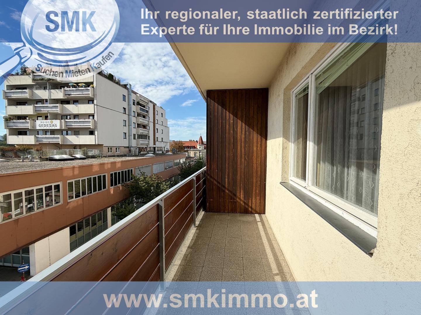 Balkon mit Fliesenboden und Blick auf die umliegenden Gebäude und die Nachbarschaft.