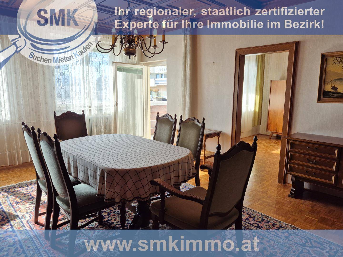 Heller Essbereich mit Parkettboden, traditionellen Möbeln und Zugang zu einem Balkon.