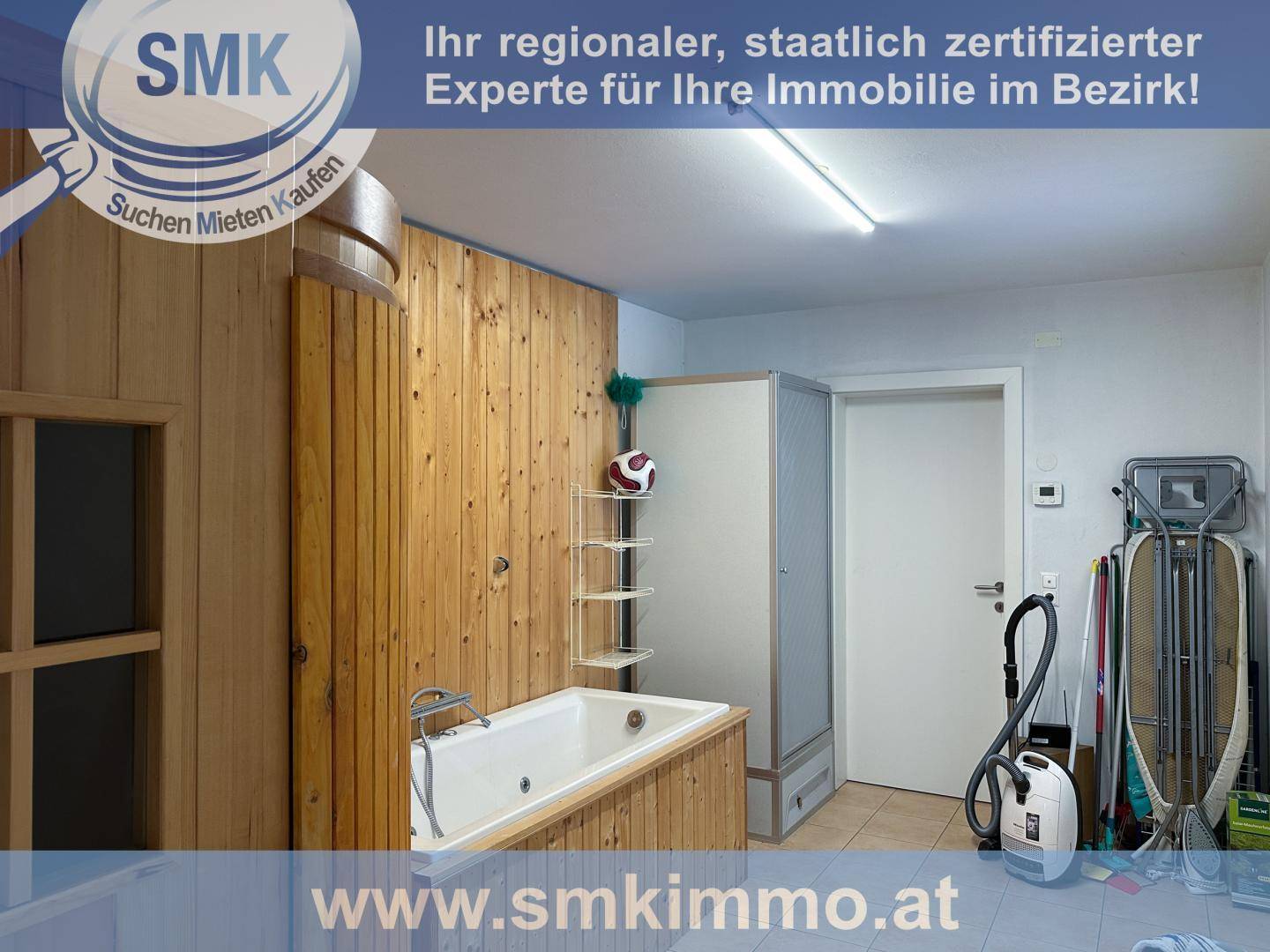 Hauswirtschaftsraum mit Badewanne, Duschkabine und Holzverkleidung.