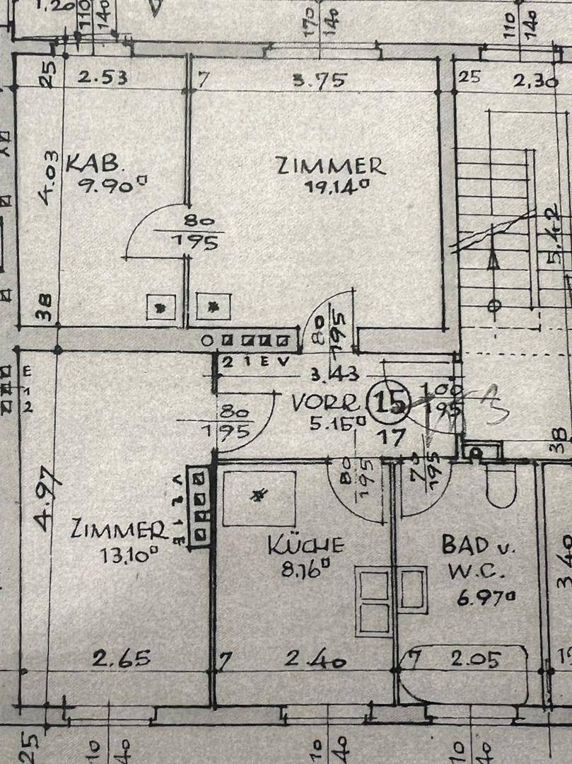Handgezeichneter Grundriss mit Zimmern, Küche, Bad und Abstellraum.