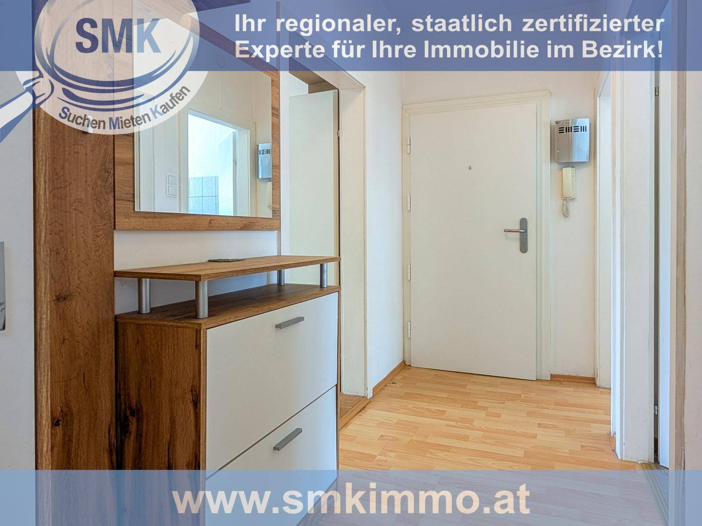 Eingangsbereich mit Schuhschrank, Spiegel und heller Holzbodenoptik.
