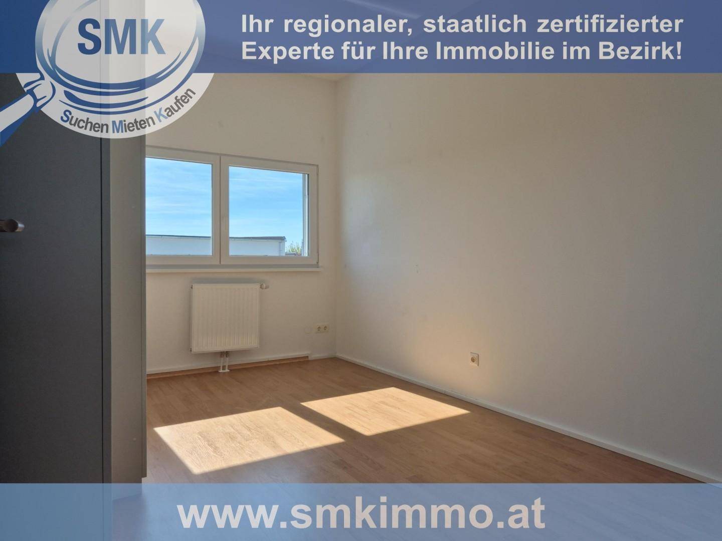 Helles Zimmer mit Holzboden, weißen Wänden und großem Fenster für viel Tageslicht.