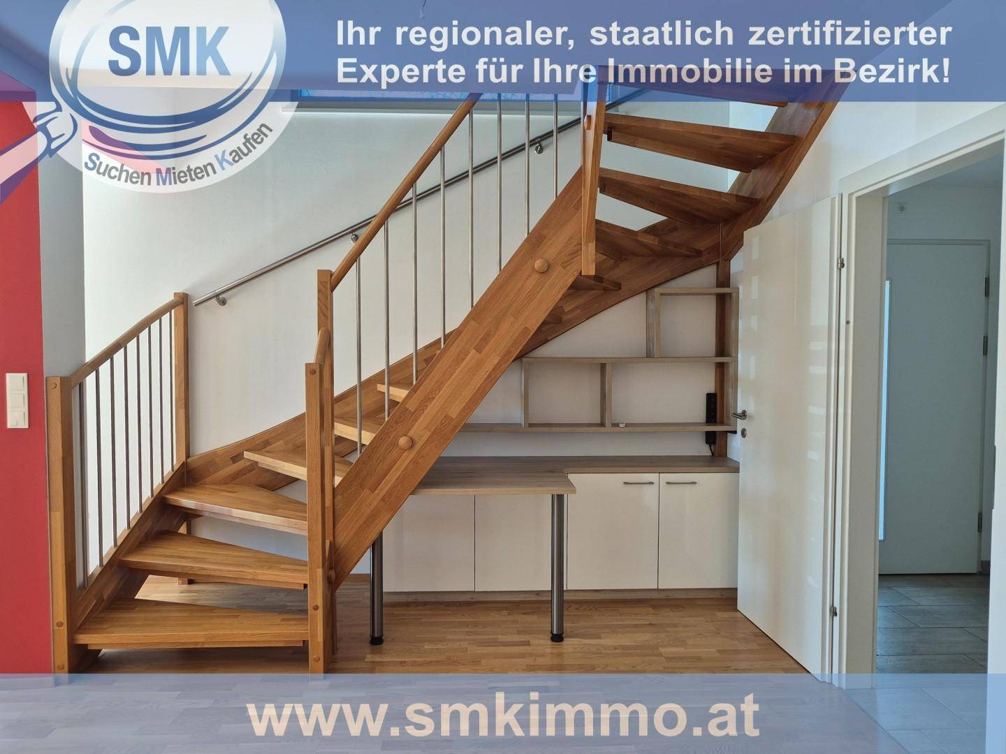 Moderne Holztreppe mit Metallgeländer und integriertem Stauraum sowie Schreibtisch darunter.