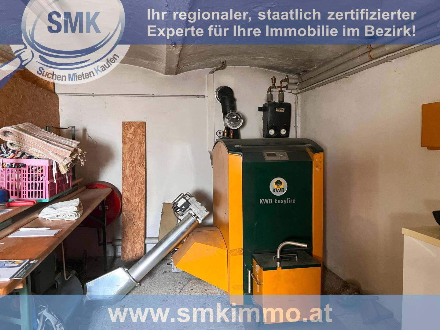 Hauswirtschaftsraum mit einer modernen KWB Easyfire Pelletheizung und Lagerflächen.
