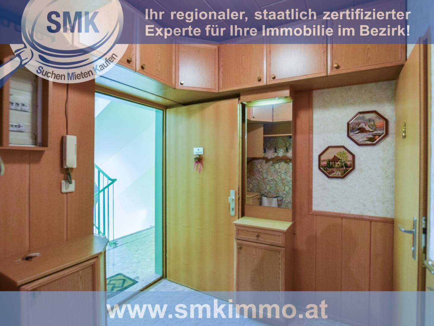Eingangsbereich mit Holzvertäfelung, Einbauschränken und Zugang zur Wohnung.