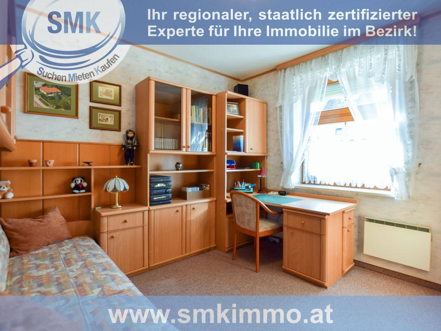 Helles Schlafzimmer oder Arbeitszimmer mit Einzelbett, Schreibtisch und Holzregalen.