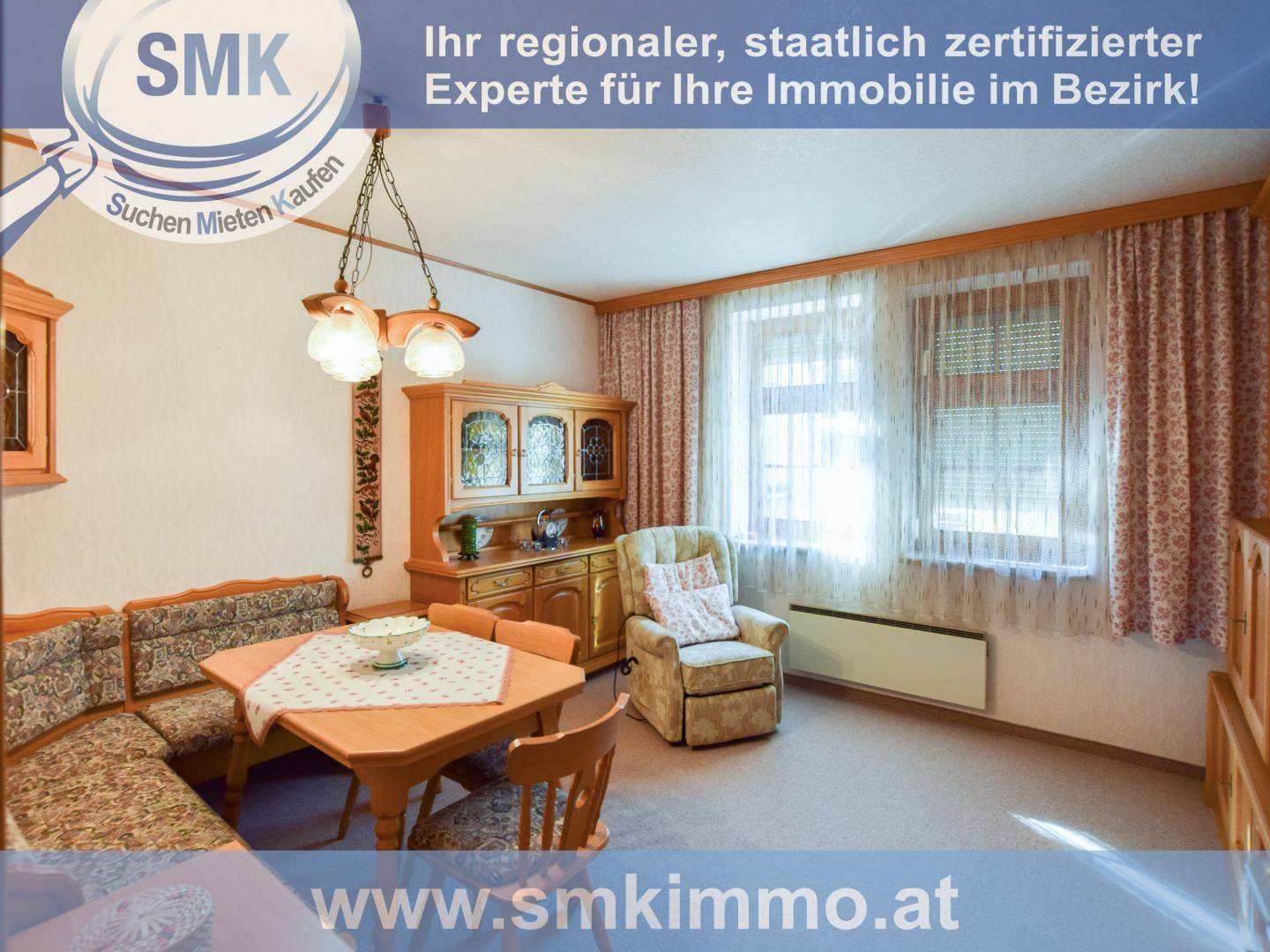 Traditioneller Essbereich mit Eckbank, Holztisch und einem Buffetschrank neben den Fenstern.