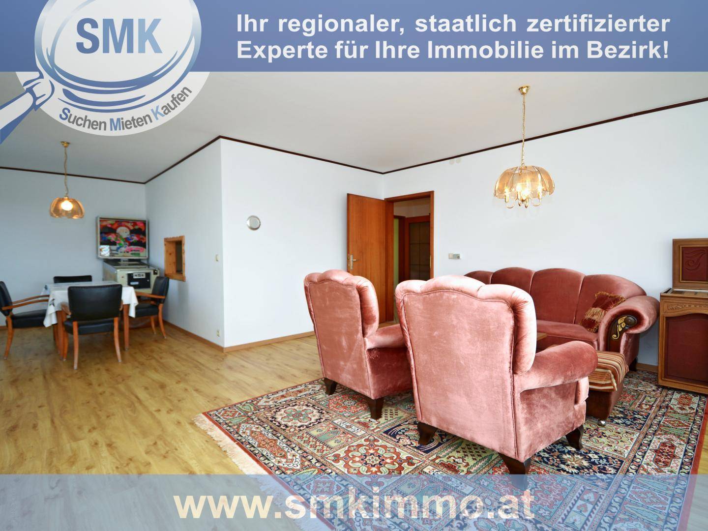 Gemütlicher Wohn- und Essbereich mit rosa Samtmöbeln, Teppich und hellem Holzboden.