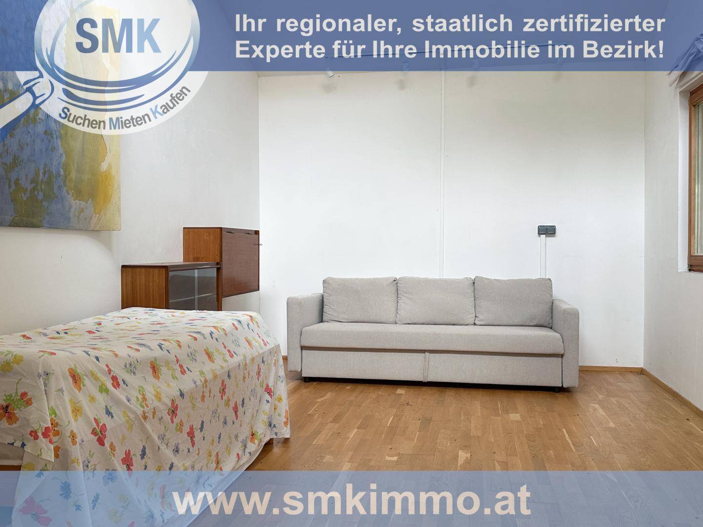 Helles Zimmer mit Schlafsofa, Holzboden und viel Platz für individuelle Gestaltung.