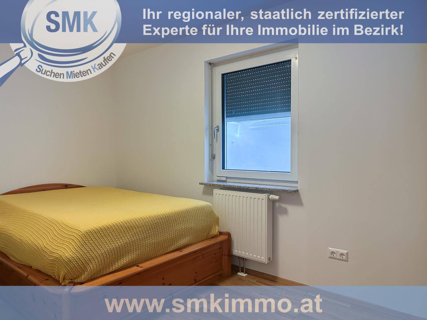 Schlafzimmer mit Einzelbett, Holzboden und Fenster mit Rollladen für Privatsphäre.