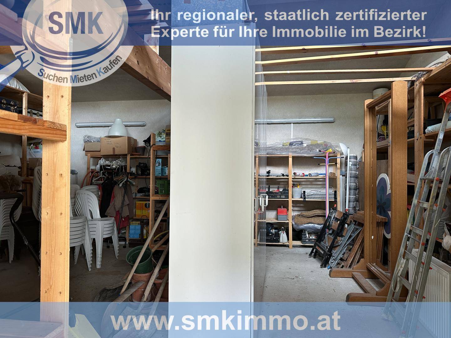 Funktionaler Abstellraum mit Holzregalen, Leiter und sichtbaren Deckenbalken, ideal für Lagerzwecke.