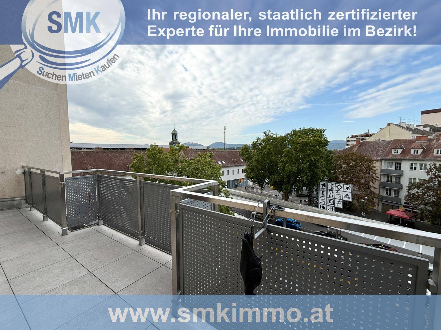 Eckbalkon mit Panoramablick über die Stadt und die umliegende Landschaft.