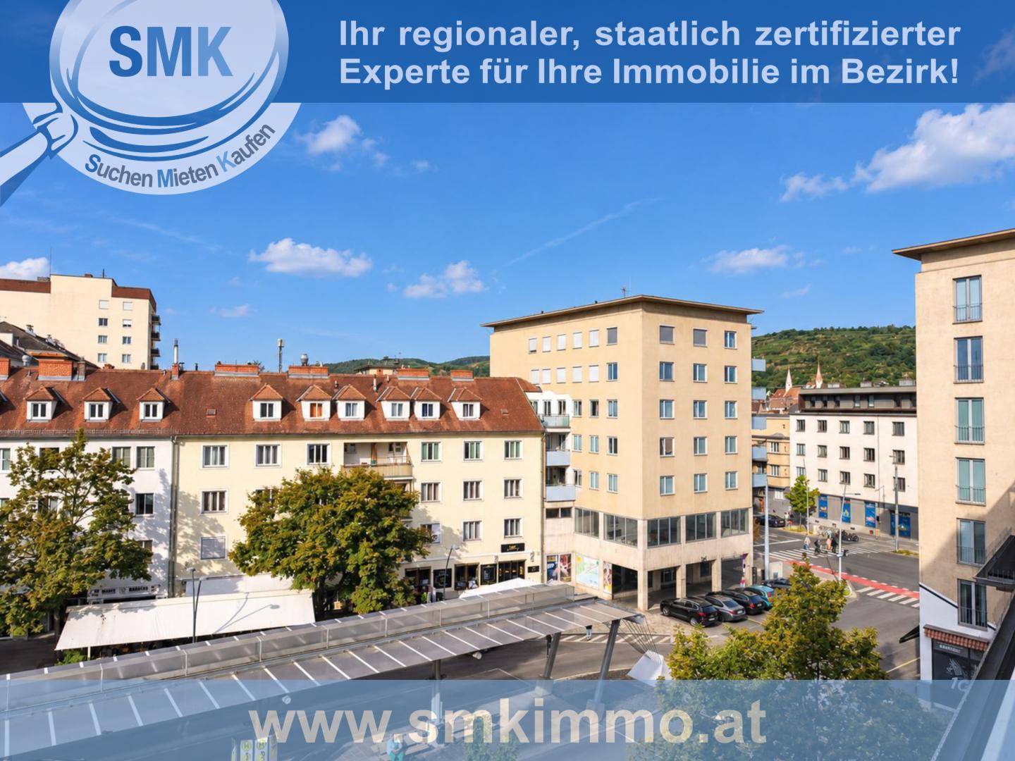 Weitläufiger Blick über eine städtische Umgebung mit verschiedenen Gebäuden und Straßen.
