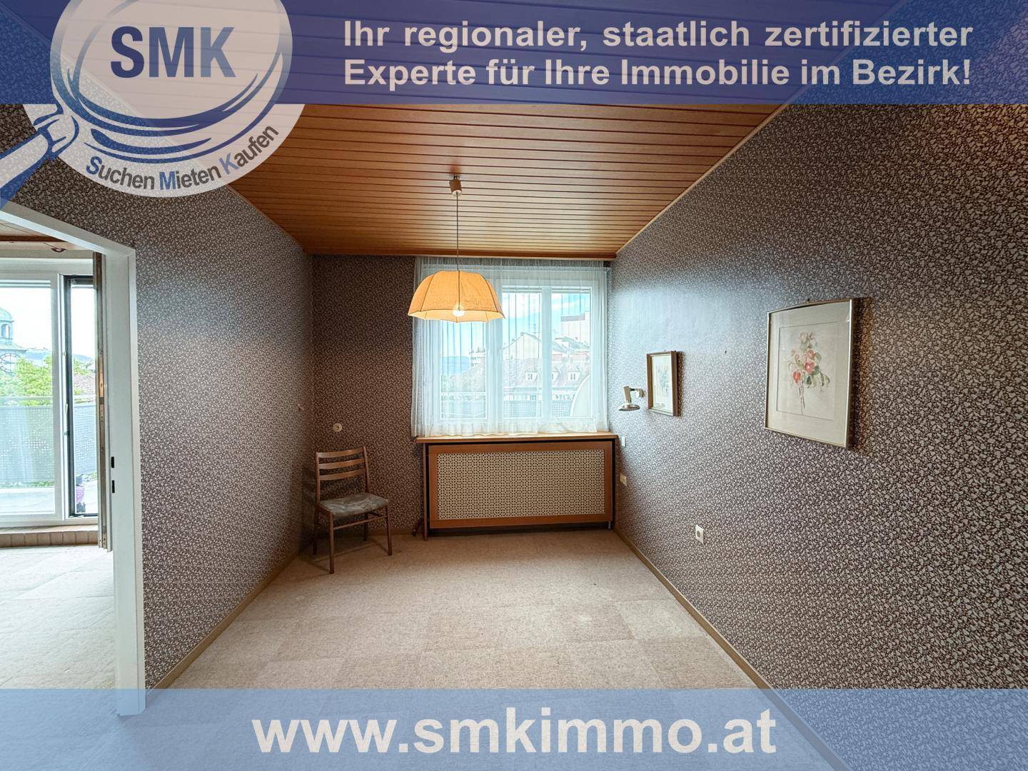 Schlafzimmer mit gemusterter Tapete, Holzdecke und Fenster, das einen Blick nach draußen bietet.