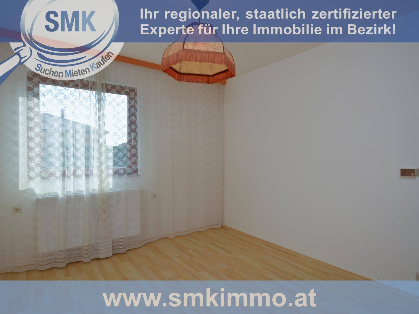 Leerer Raum mit hellem Holzfußboden, Fenster und Heizkörper, bereit zur individuellen Gestaltung.