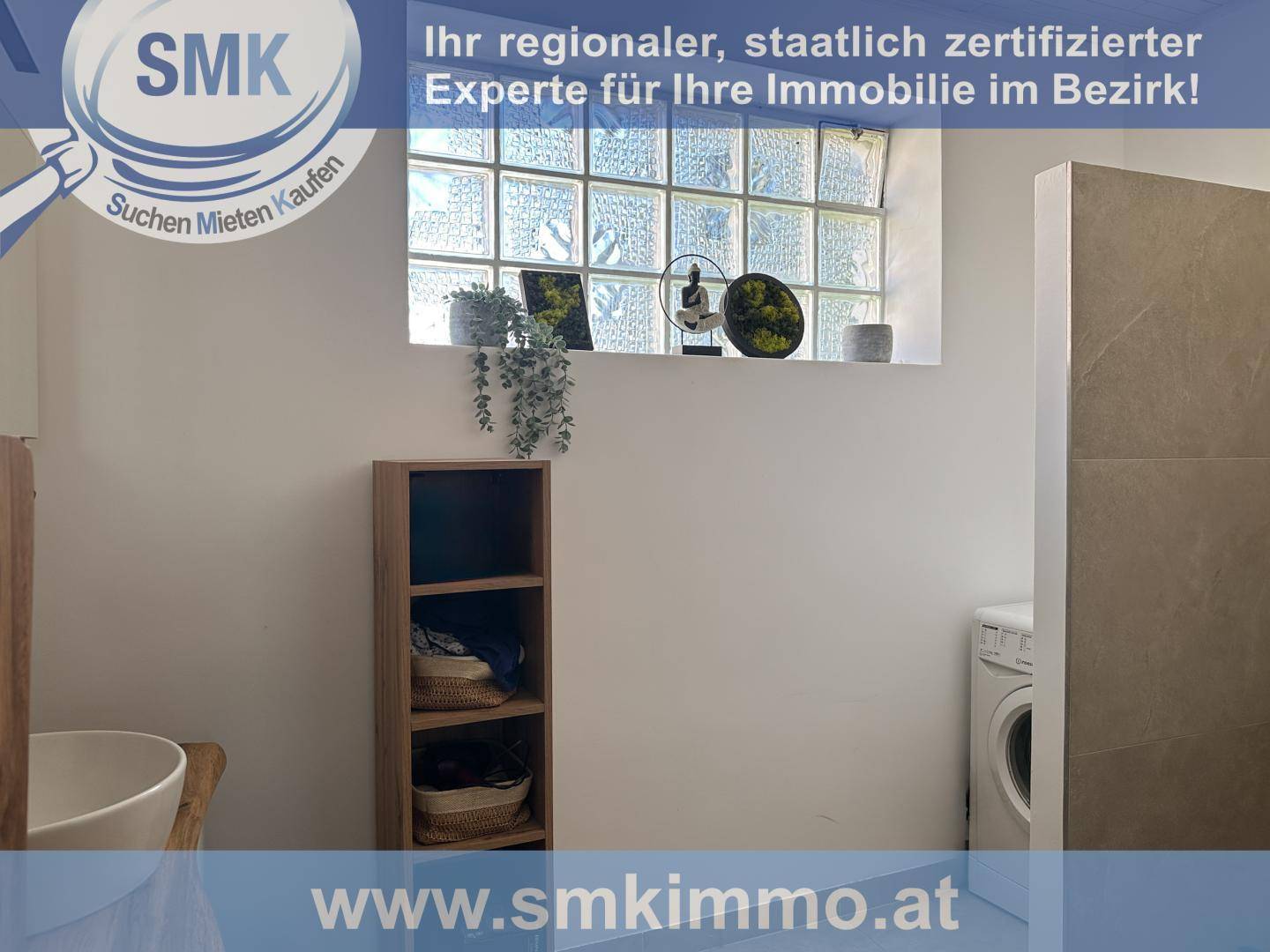 Hauswirtschaftsraum mit Waschmaschine, Waschbecken und einem Fenster aus Glasbausteinen.