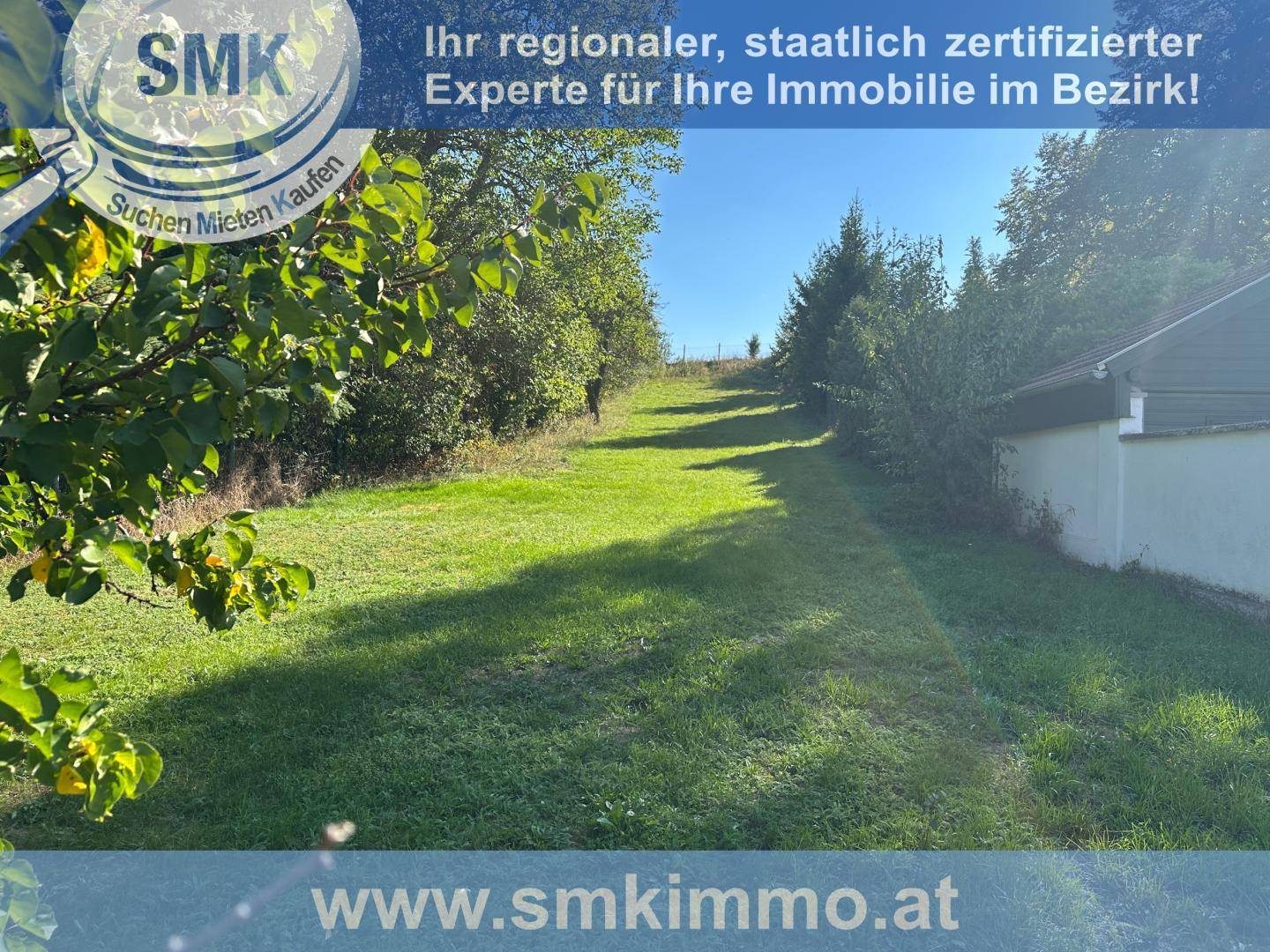 Große, sonnige Rasenfläche, die sich sanft in die umgebende Landschaft einfügt.