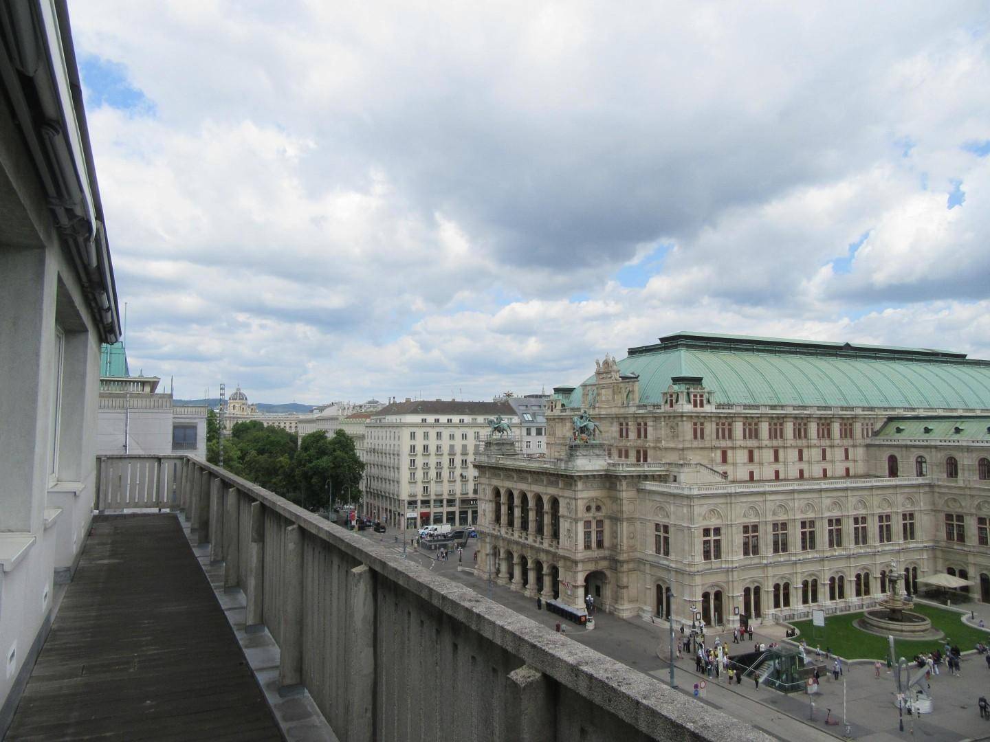 Weitläufige Dachterrasse mit Panoramablick auf die Wiener Staatsoper und die Stadt.